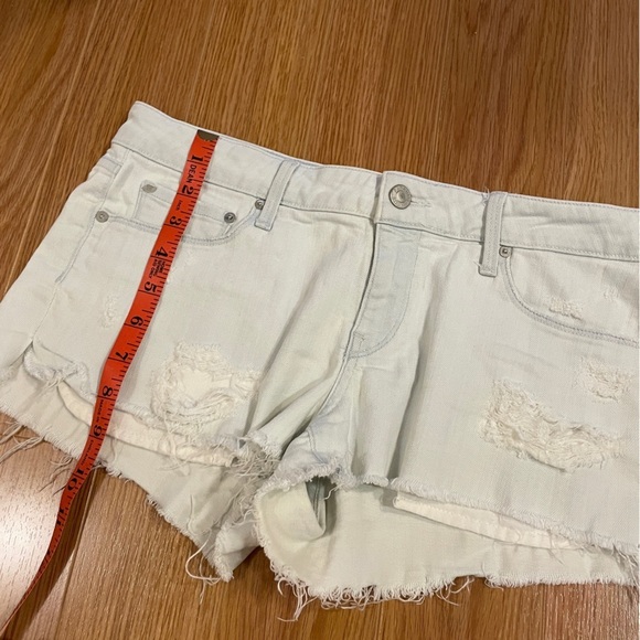 Aritzia Paradise Mine Bleached Denim Low-Rise Cutoff Shorts - US 28 - Picture 15 of 15